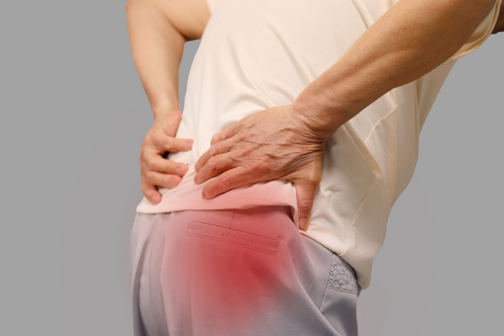 Coxartroza (Artroza Soldului): Cauze, Simptome si Tratament | Chiromedica Cluj 2 lower back pain elderly person